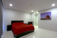 Condominium For Sale Pattaya showing the bedroom suite 