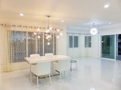 House for rent East Pattaya showing the dining area with pool view 