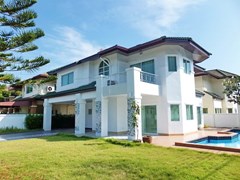 House for rent East Pattaya showing the house, terraces and pool