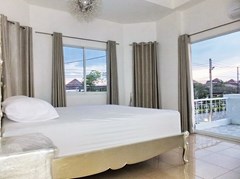 House for rent East Pattaya showing the master bedroom with balcony