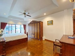 House for rent Jomtien showing the master bedroom and balcony 