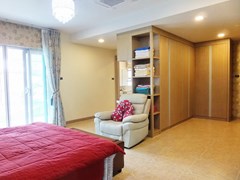 House for rent East Pattaya showing the master bedroom with built-in wardrobes 