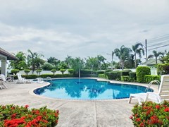 House for Rent East Pattaya showing the communal swimming pool 