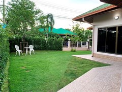 House for rent East Pattaya showing the garden and terrace