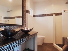 House for rent East Pattaya showing the master bathroom