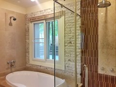 House For rent East Pattaya showing the master bathroom with bathtub 