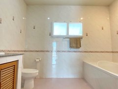 House for rent East Pattaya showing the master bathroom with bathtub 