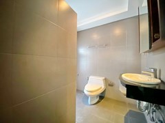 House for rent East Pattaya showing the master bathroom 