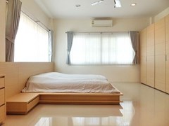 House for rent East Pattaya showing the master bedroom with furniture 