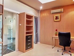 House for rent East Pattaya showing the master bathroom and office area 