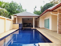 House for rent East Pattaya showing the pool and covered terrace 