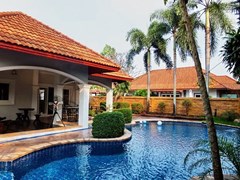 House for rent East Pattaya showing the pool and terrace 