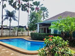 House for rent East Pattaya showing the private pool and garden 