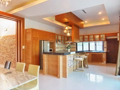 House for rent Huay Yai Pattaya showing the dining and kitchen areas