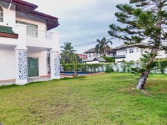 House for sale East Pattaya showing the garden and pool