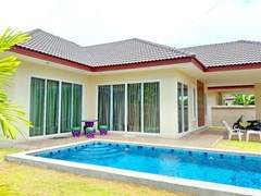 House for sale Huay Yai Pattaya showing the house and pool 