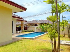 House for sale Huay Yai Pattaya showing the house, garden and pool 