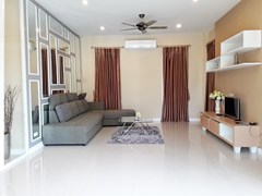 House for sale Huay Yai Pattaya showing the living room 