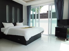 House for sale Jomtien showing the master bedroom