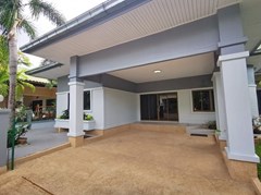 House for sale East Pattaya showing the carport