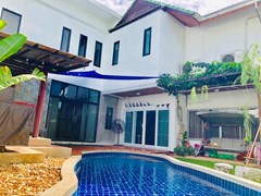 House for sale East Pattaya showing the house and pool 