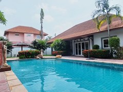 House for sale East Pattaya showing the house and pool 