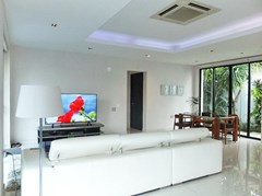 House for sale East Pattaya showing the living and dining areas 