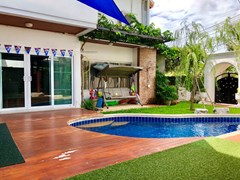 House for sale East Pattaya showing the pool and garden 