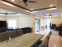 House for sale Nongpalai Pattaya showing the living and dining areas 