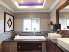 House for sale Nongpalai Pattaya showing the master bathroom with Jacuzzi bathtub 