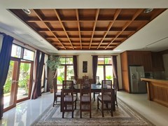 House for sale Pattaya Na Jomtien showing the dining area