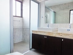 House for sale Pattaya Bangsaray showing the master bathroom 