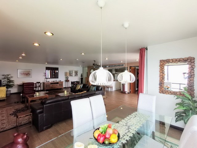 Condominium for sale Ocean Marina Pattaya showing the dining and living areas Condominium for sale Ocean Marina Pattaya showing the dining and living areas