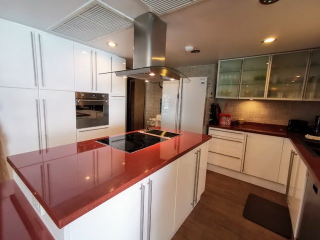 Condominium for sale Ocean Marina Pattaya showing the kitchen Condominium for sale Ocean Marina Pattaya showing the kitchen