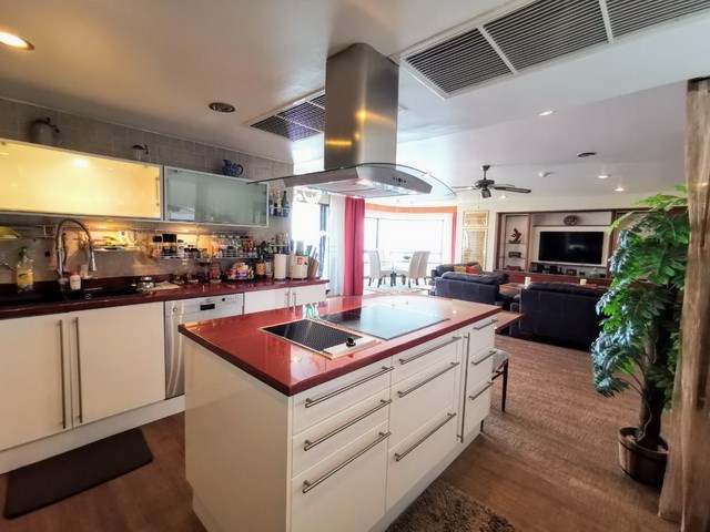 Condominium for sale Ocean Marina Pattaya showing the kitchen, dining and living areas Condominium for sale Ocean Marina Pattaya showing the kitchen, dining and living areas