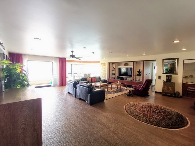 Condominium for sale Ocean Marina Pattaya showing the large living area Condominium for sale Ocean Marina Pattaya showing the large living area