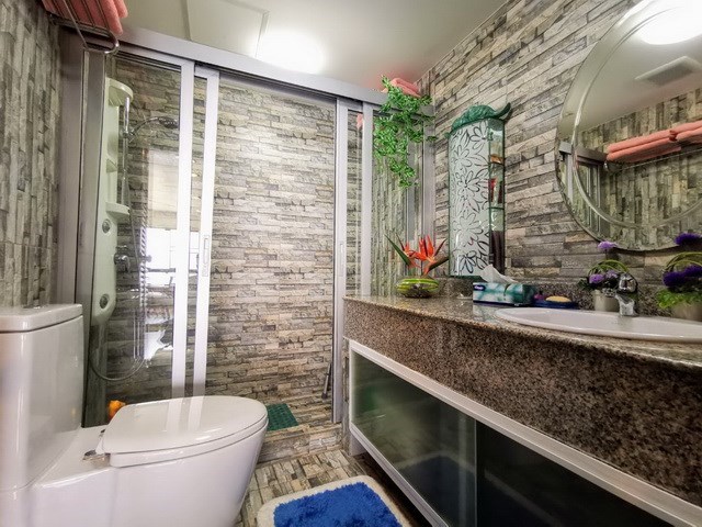 Condominium for sale Ocean Marina Pattaya showing the second bathroom Condominium for sale Ocean Marina Pattaya showing the second bathroom
