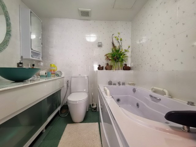 Condominium for sale Ocean Marina Pattaya showing the master bathroom with bathtub Condominium for sale Ocean Marina Pattaya showing the master bathroom with bathtub