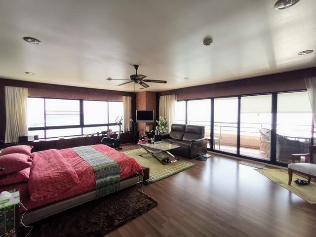 Condominium for sale Ocean Marina Pattaya showing the master bedroom Condominium for sale Ocean Marina Pattaya showing the master bedroom