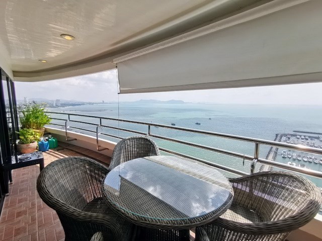 Condominium for sale Ocean Marina Pattaya showing the master bedroom balcony Condominium for sale Ocean Marina Pattaya showing the master bedroom balcony