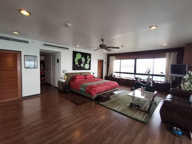 Condominium for sale Ocean Marina Pattaya showing the master bedroom suite Condominium for sale Ocean Marina Pattaya showing the master bedroom suite