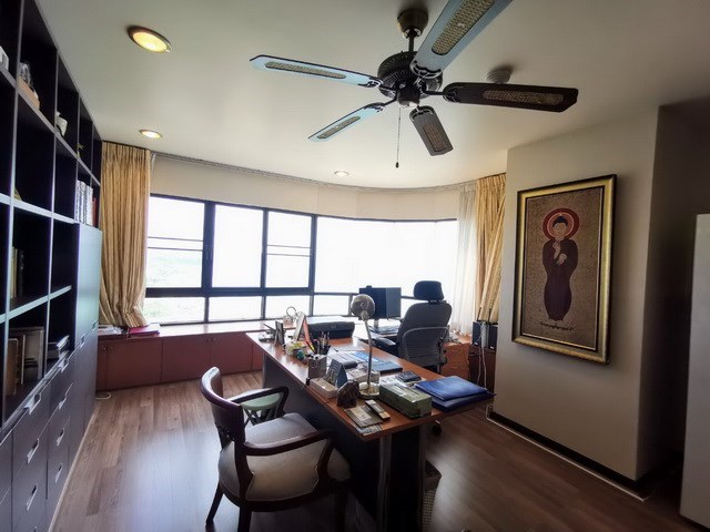 Condominium for sale Ocean Marina Pattaya showing the office area Condominium for sale Ocean Marina Pattaya showing the office area