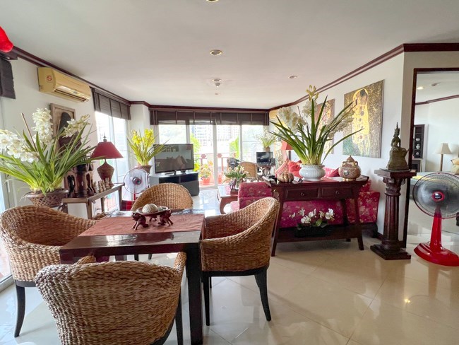 Condo for sale Pattaya Jomtien showing Dining and Living Area Condo for sale Pattaya Jomtien showing Dining and Living Area