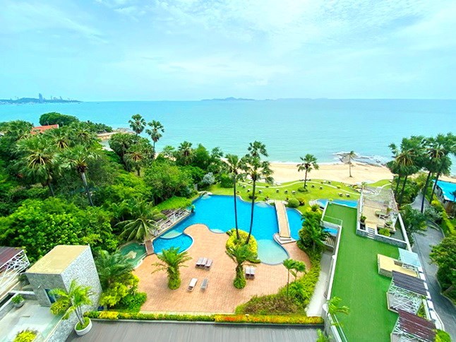 Condominium for rent Wongamat Pattaya showing the communal pool and beach front location