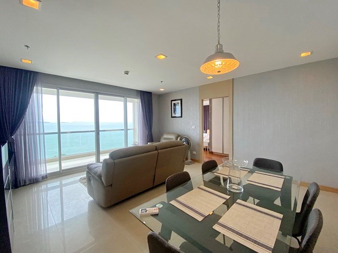 Condominium for rent Wongamat Pattaya showing the dining and living areas 