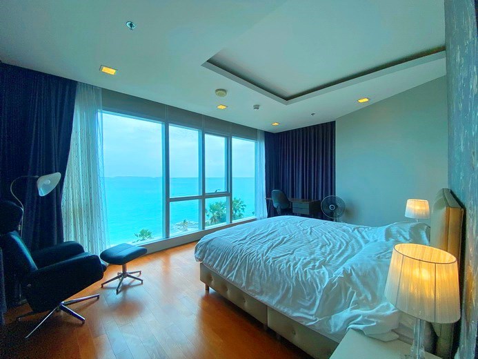 Condominium for rent Wongamat Pattaya showing the master bedroom and office area 