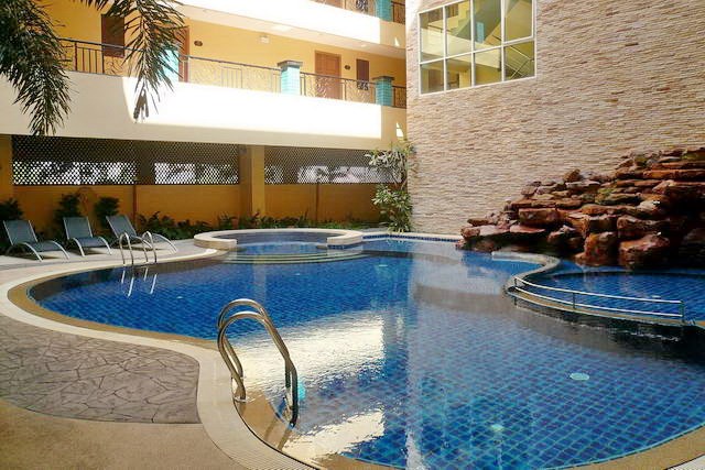 Condominium For rent Central Pattaya showing the communal swimming pool Condominium For rent Central Pattaya showing the communal swimming pool