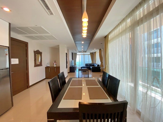 Condominium for rent Jomtien showing the dining and living areas 