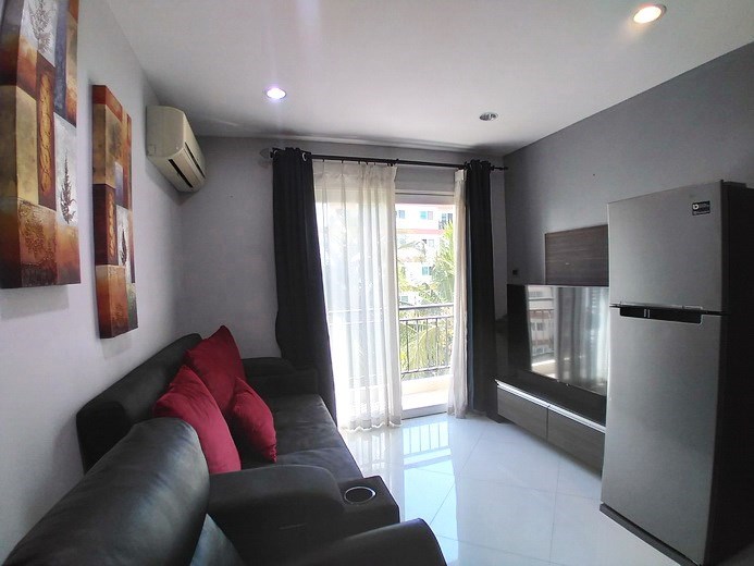 Condominium for rent Jomtien showing the living are and balcony 