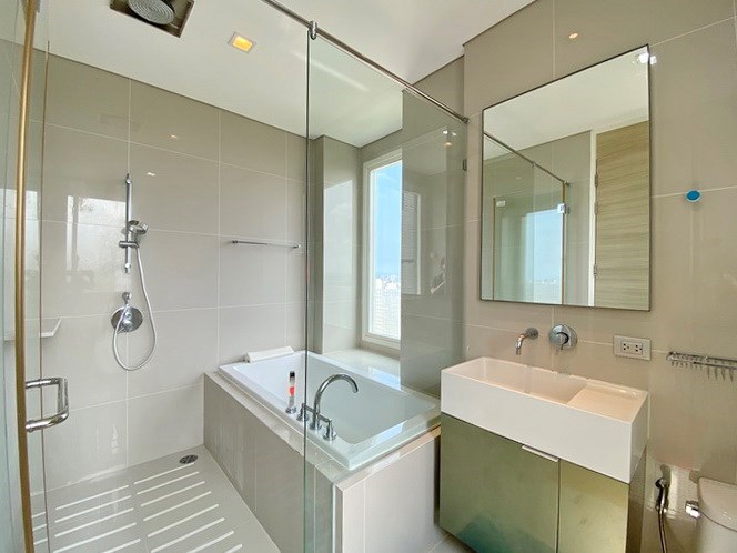 Condominium for rent Jomtien showing the master bathroom 